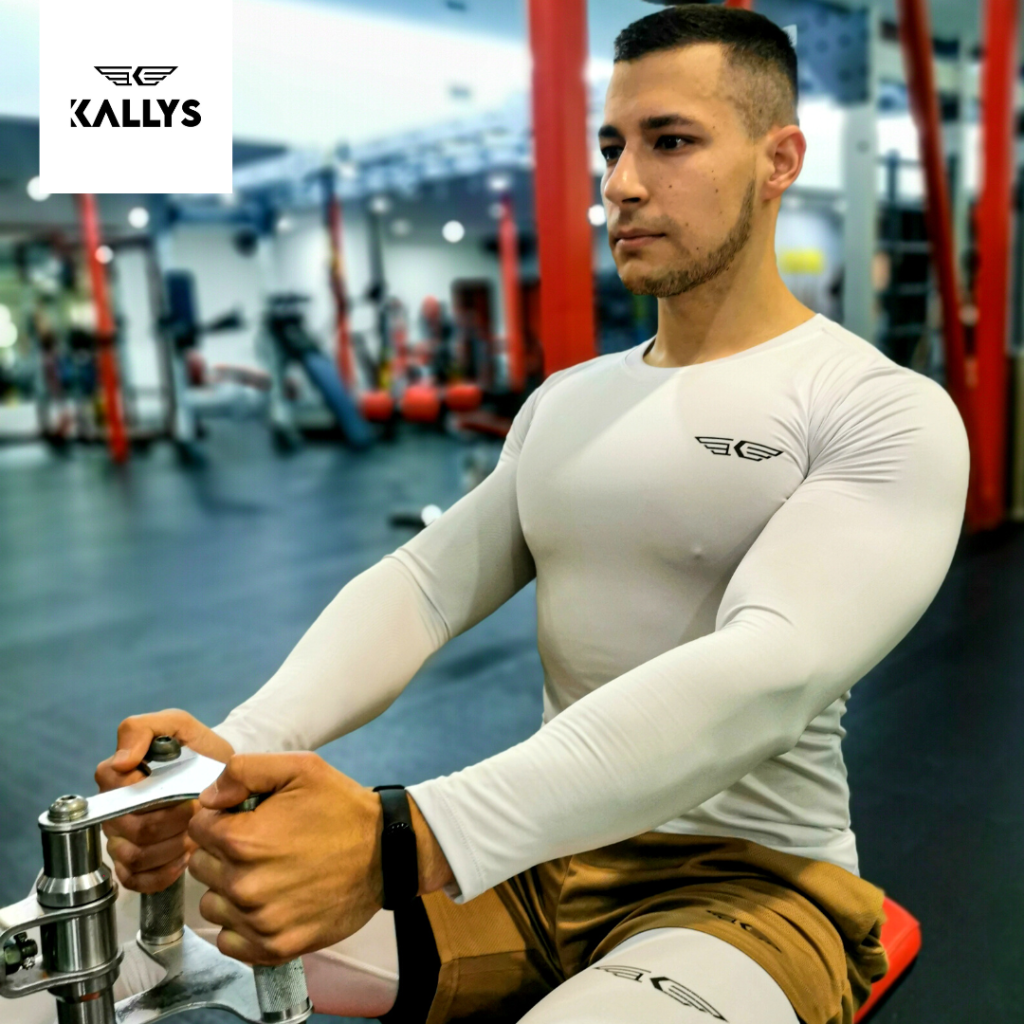 Mann in Kallys Sportbekleidung im Fitness