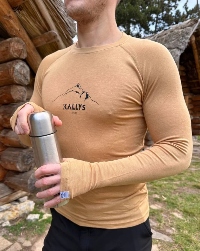 Mann in Kallys merino wolle Tshirt in der Natur