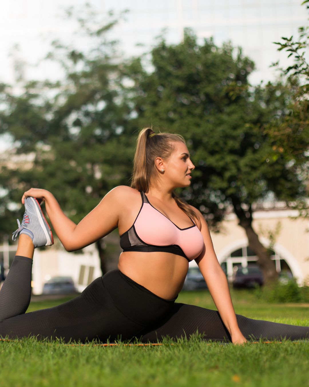 Curvy Frau in Kallys Sportbekleidung macht sport