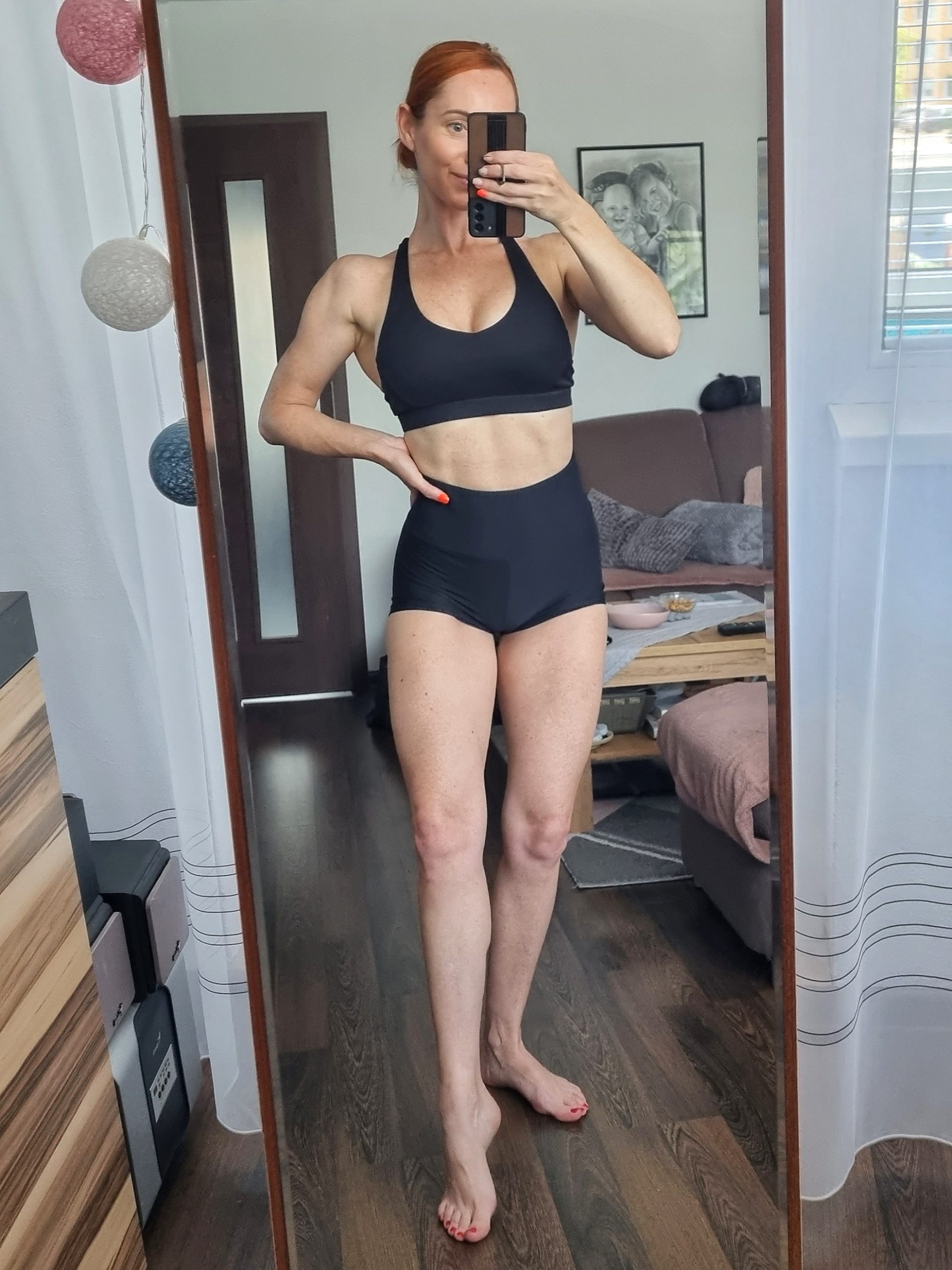 Frau macht Bauch workout in der Kallys Sportswear