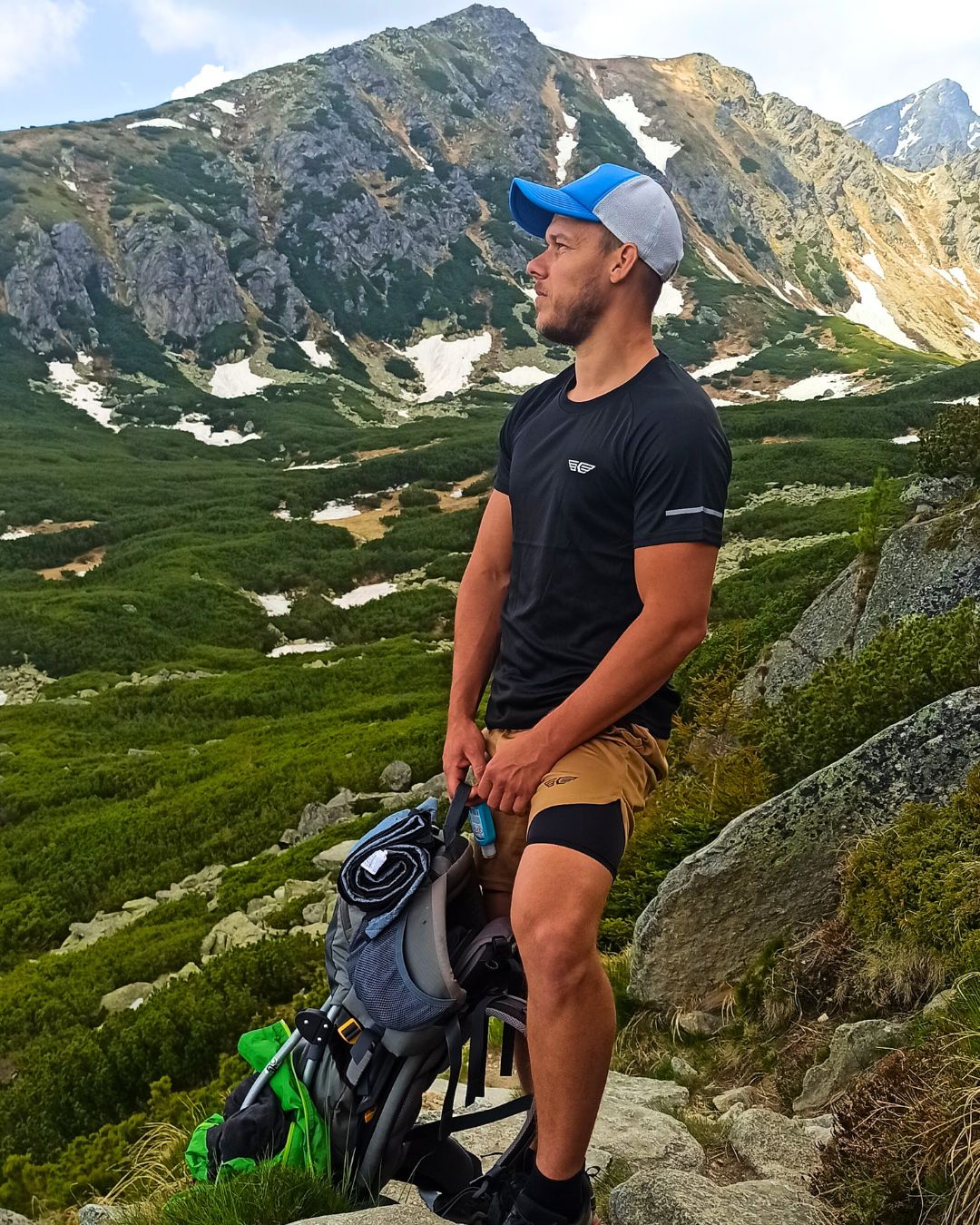 Mann in Bergen mit Rucksack in Kallys outdoor Bekleidung